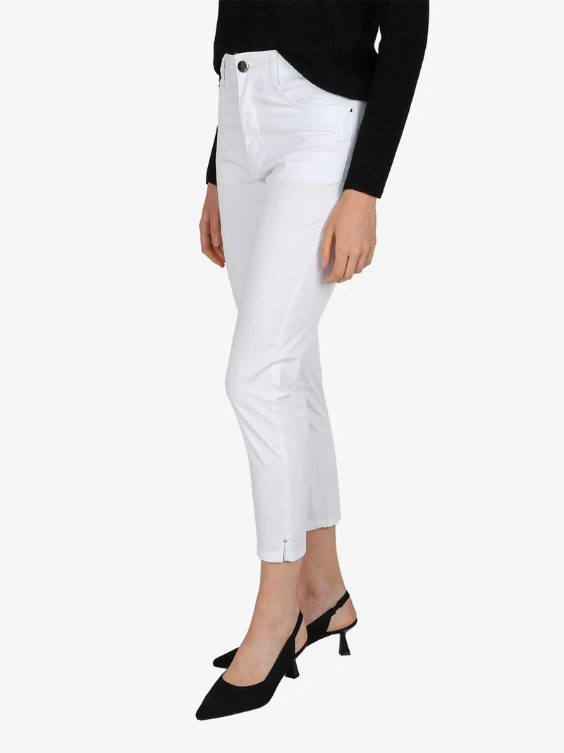 Pantaloni capri donna in cotone con piccolo spacco e strass sul finale - bianco