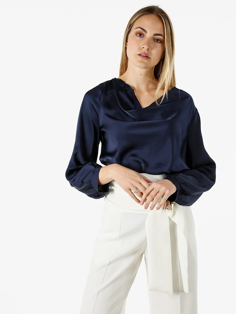 Blusa donna a maniche lunghe in tessuto simil raso con scollo a cascata - blu scuro