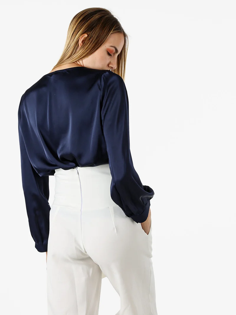 Blusa donna a maniche lunghe in tessuto simil raso con scollo a cascata - blu scuro
