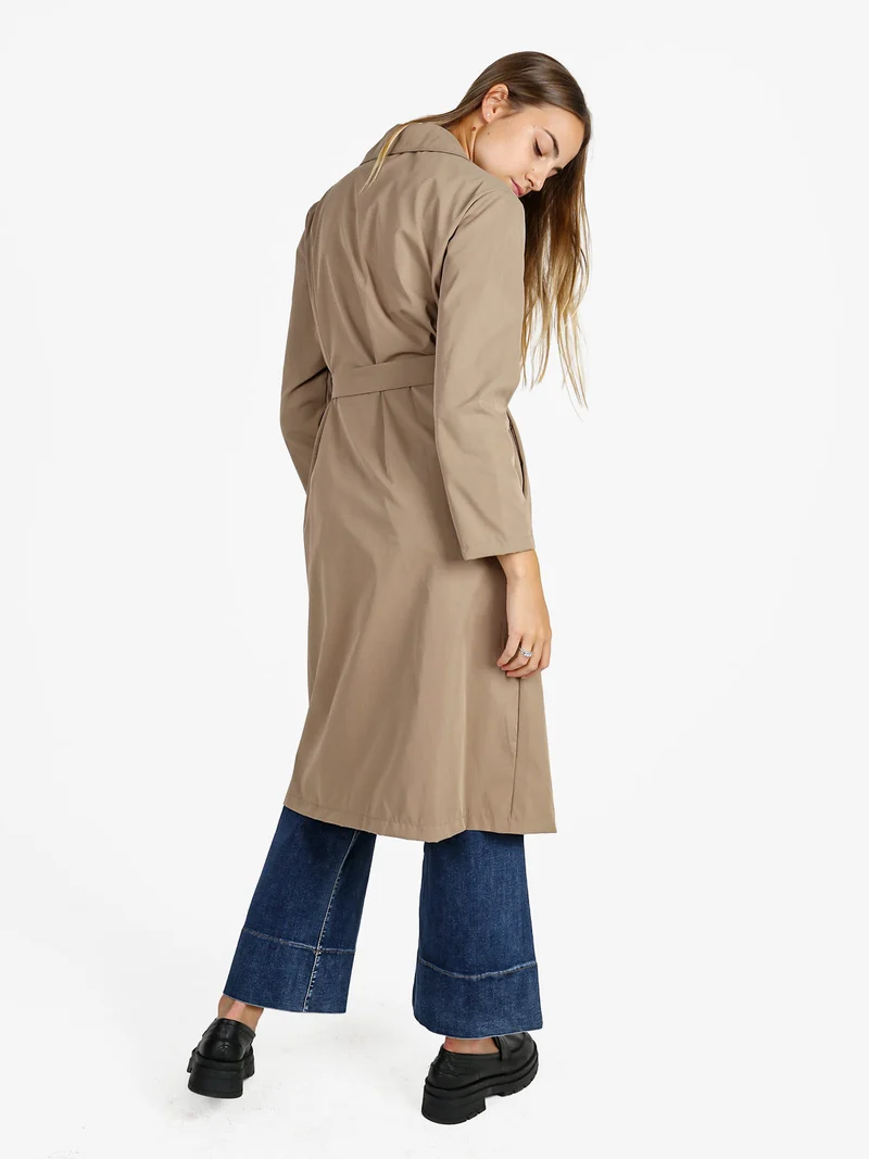 Trench lungo da donna a doppiopetto - cammello