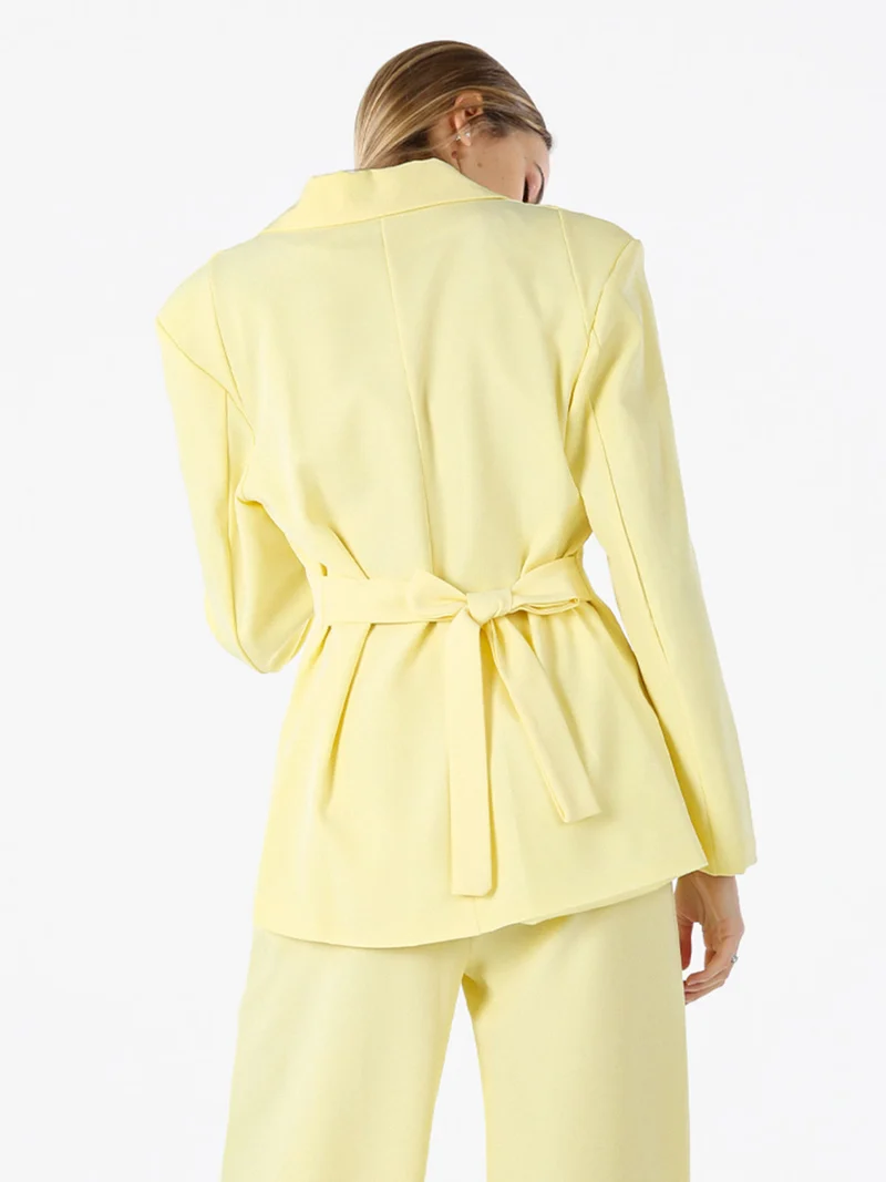Blazer elegante da donna a doppiopetto con bottoni - giallo