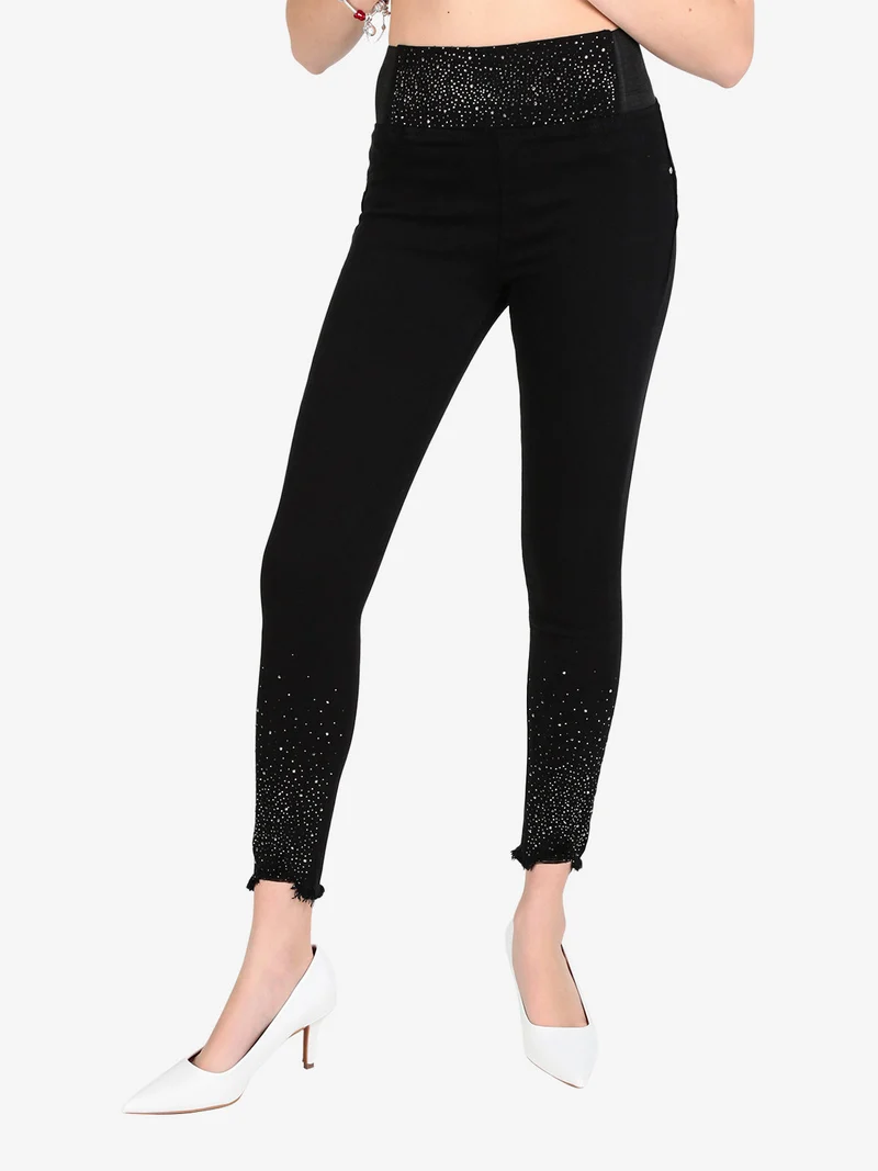 Pantaloni donna push-up con borchie e finale sfrangiato - nero