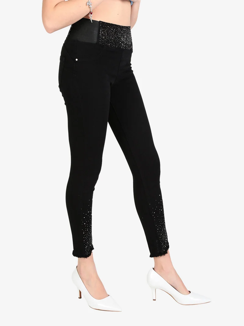Pantaloni donna push-up con borchie e finale sfrangiato - nero