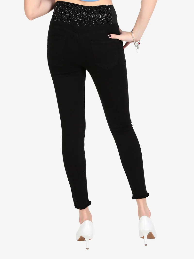 Pantaloni donna push-up con borchie e finale sfrangiato - nero