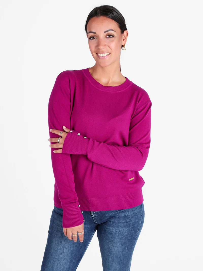 Pullover girocollo in maglia da donna con bottoni gioiello sui polsini - fucsia