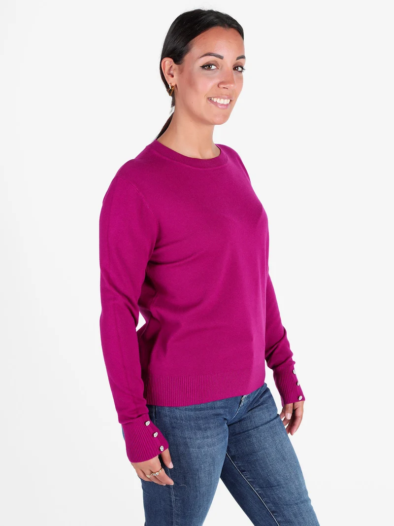 Pullover girocollo in maglia da donna con bottoni gioiello sui polsini - fucsia
