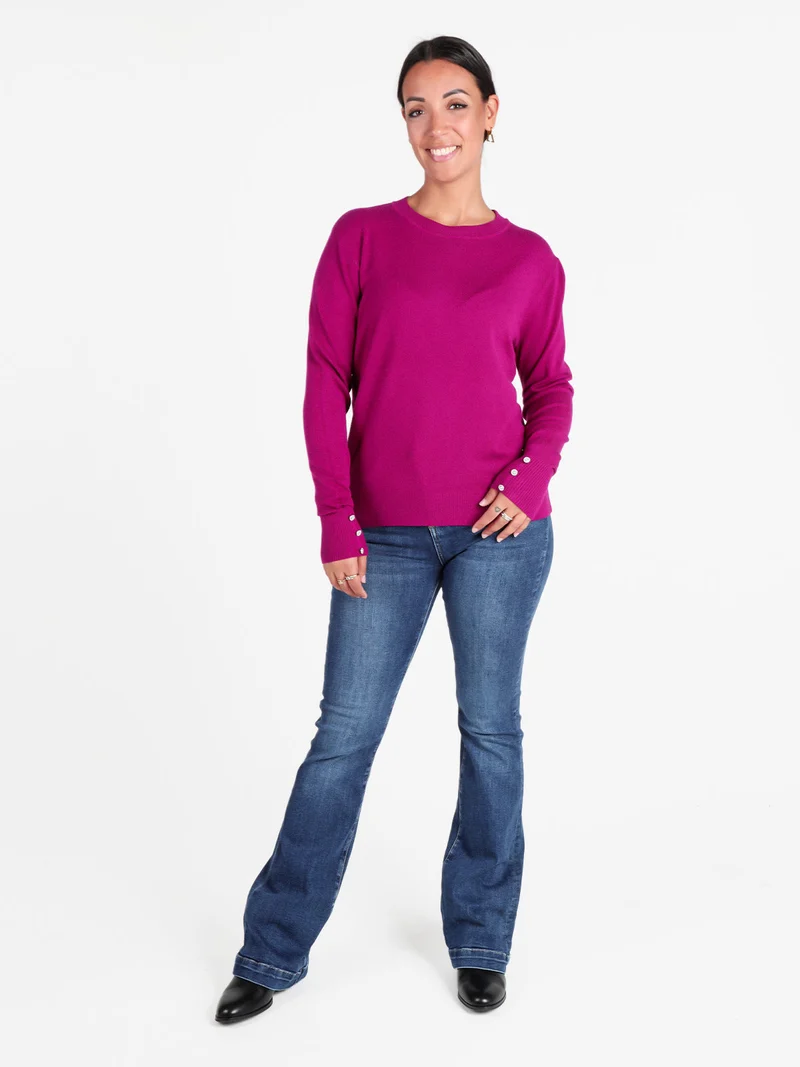 Pullover girocollo in maglia da donna con bottoni gioiello sui polsini - fucsia
