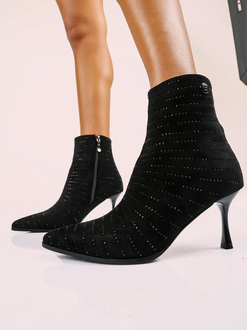 Stivaletti donna con tacco e piccole borchie - nero