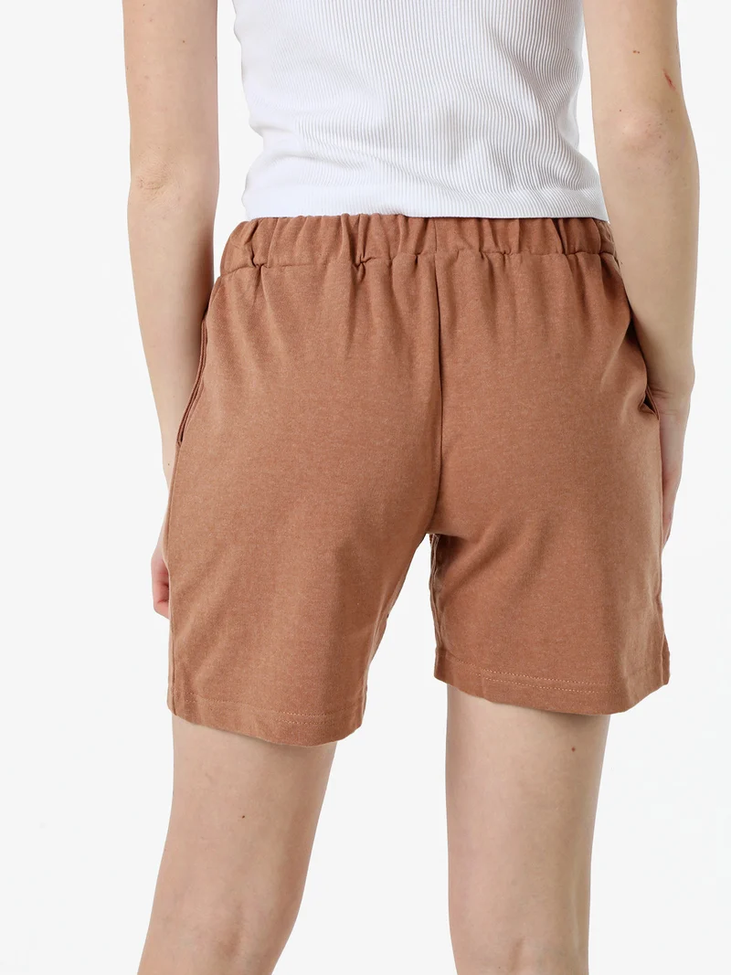 Shorts donna in misto cotone con logo - cuoio