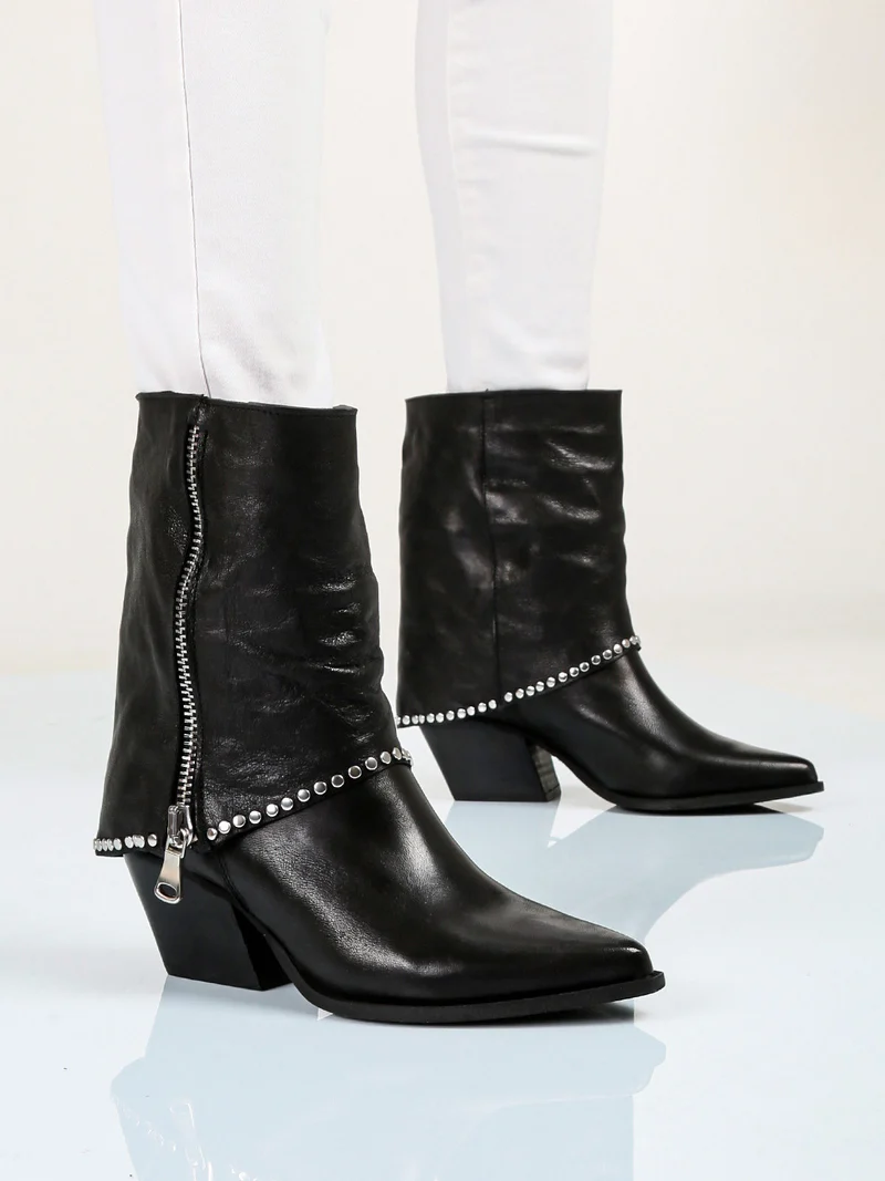 Stivaletti in pelle da donna texani con borchie - nero