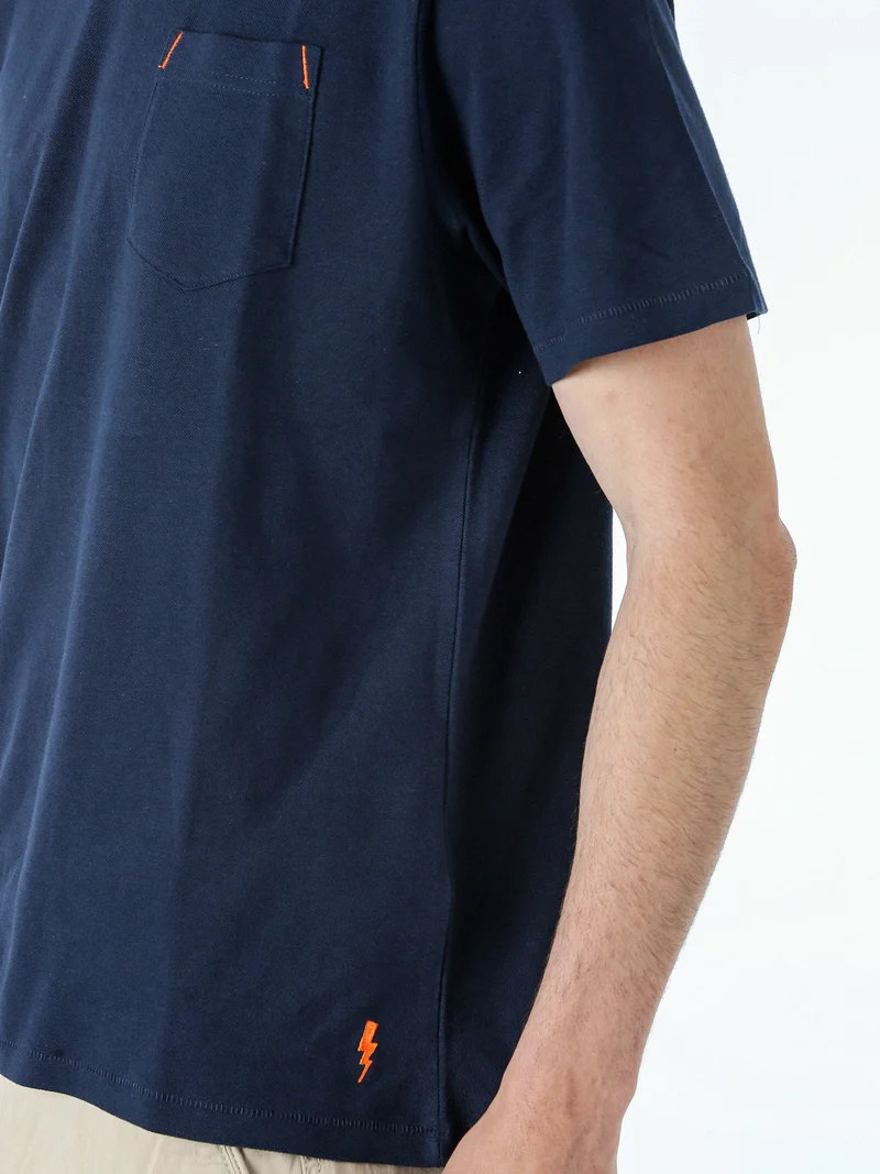 T-shirt in cotone da uomo con taschino frontale - blu scuro