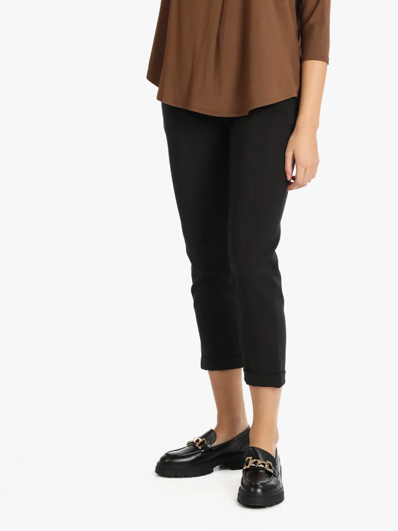 Pantaloni cropped da donna con risvolto - nero