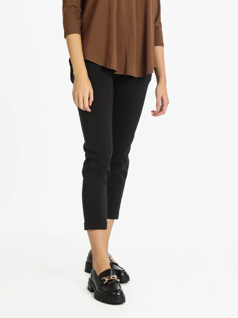 Pantaloni cropped da donna con risvolto - nero