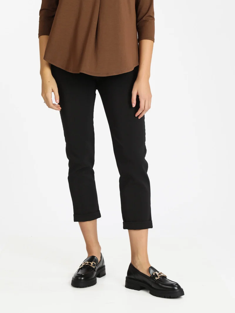 Pantaloni cropped da donna con risvolto - nero