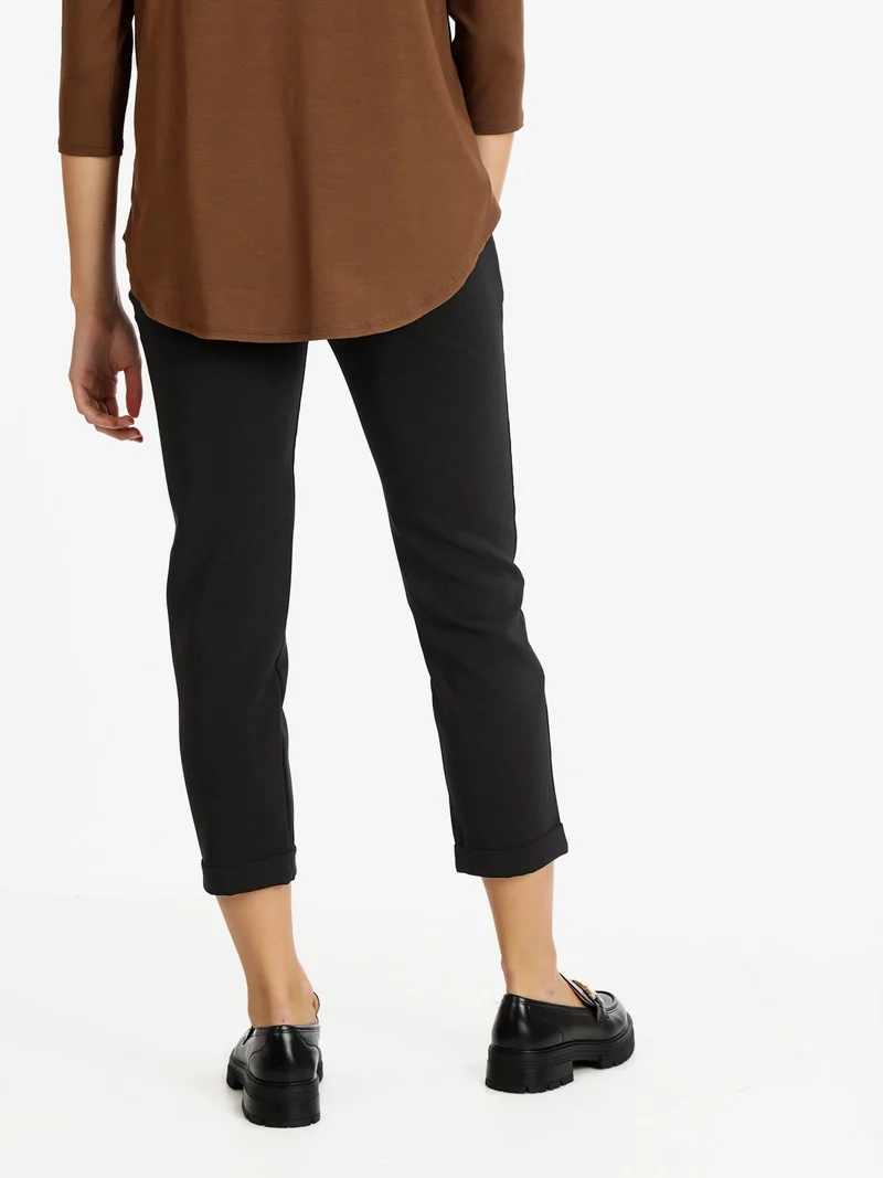 Pantaloni cropped da donna con risvolto - nero
