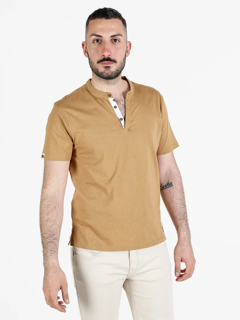 T-shirt uomo con bottoncini sullo scollo - marrone
