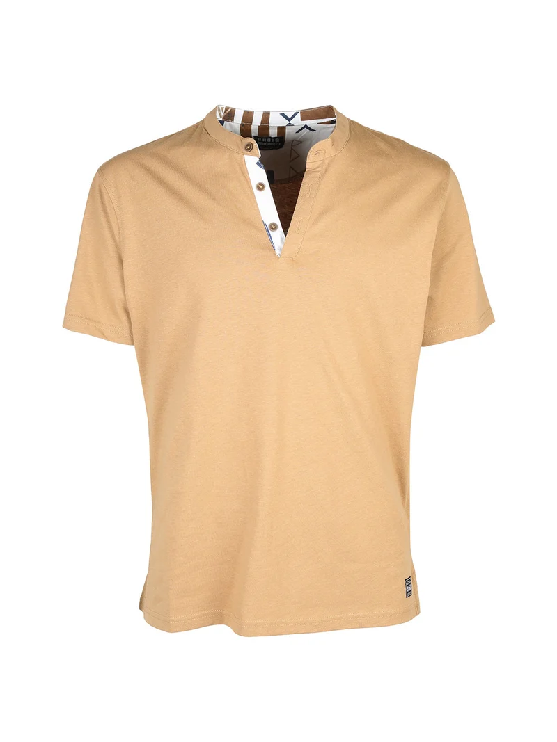 T-shirt uomo con bottoncini sullo scollo - marrone