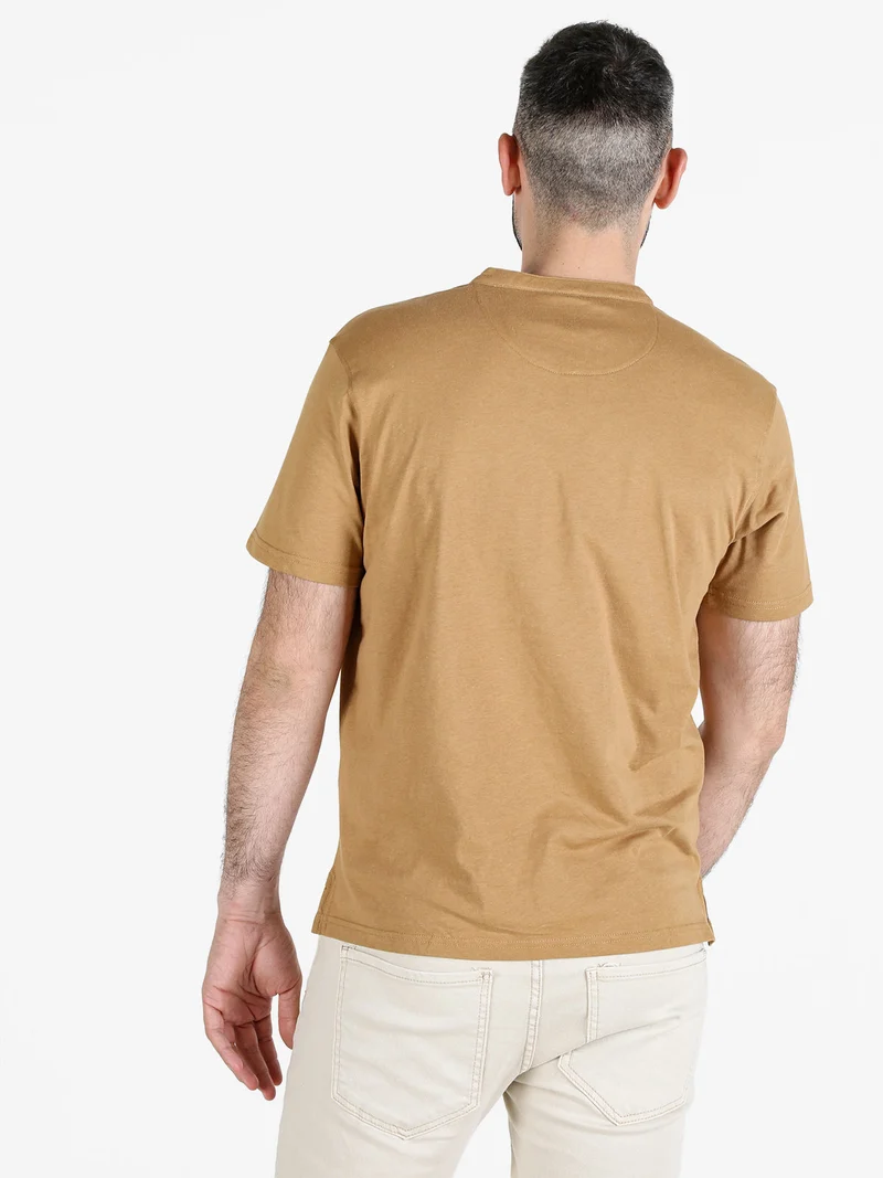 T-shirt uomo con bottoncini sullo scollo - marrone