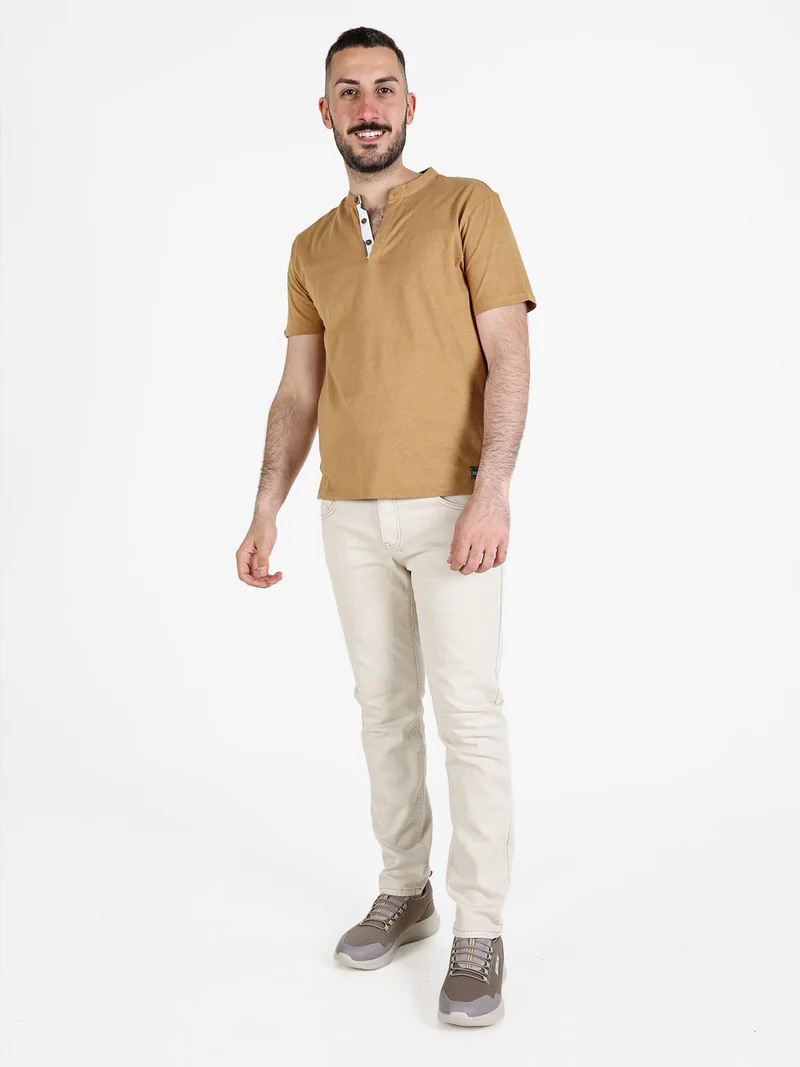 T-shirt uomo con bottoncini sullo scollo - marrone