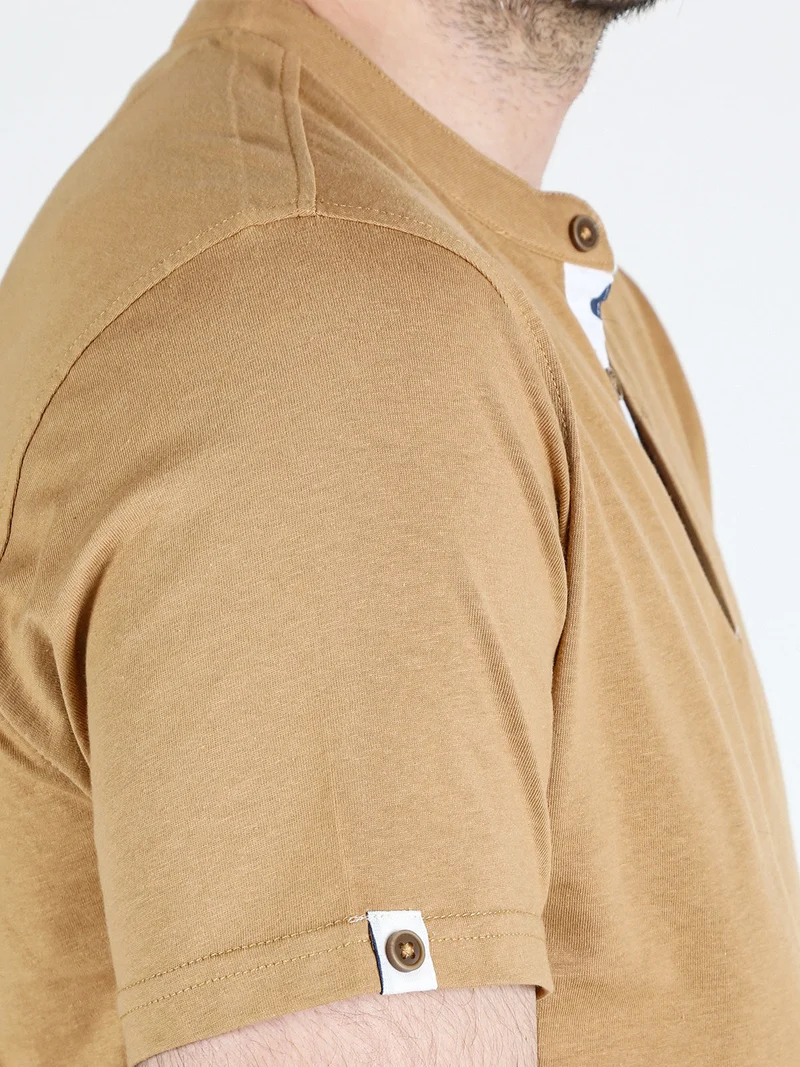 T-shirt uomo con bottoncini sullo scollo - marrone