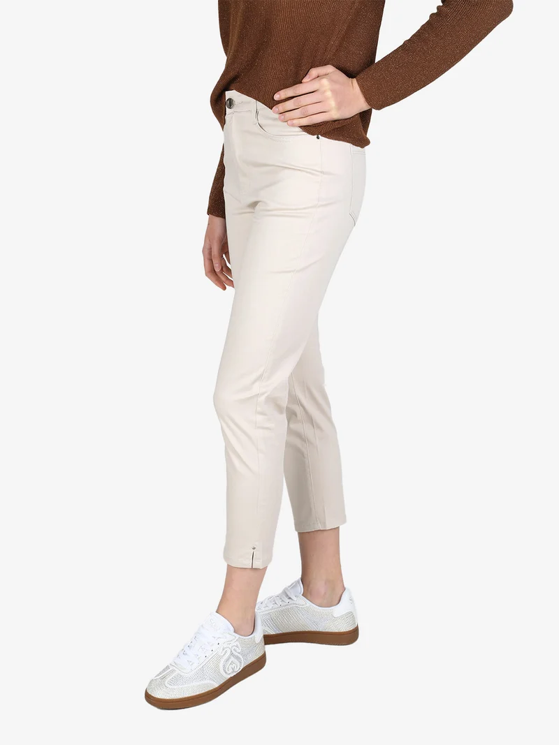 Pantaloni capri donna in cotone con piccolo spacco e strass sul finale - beige