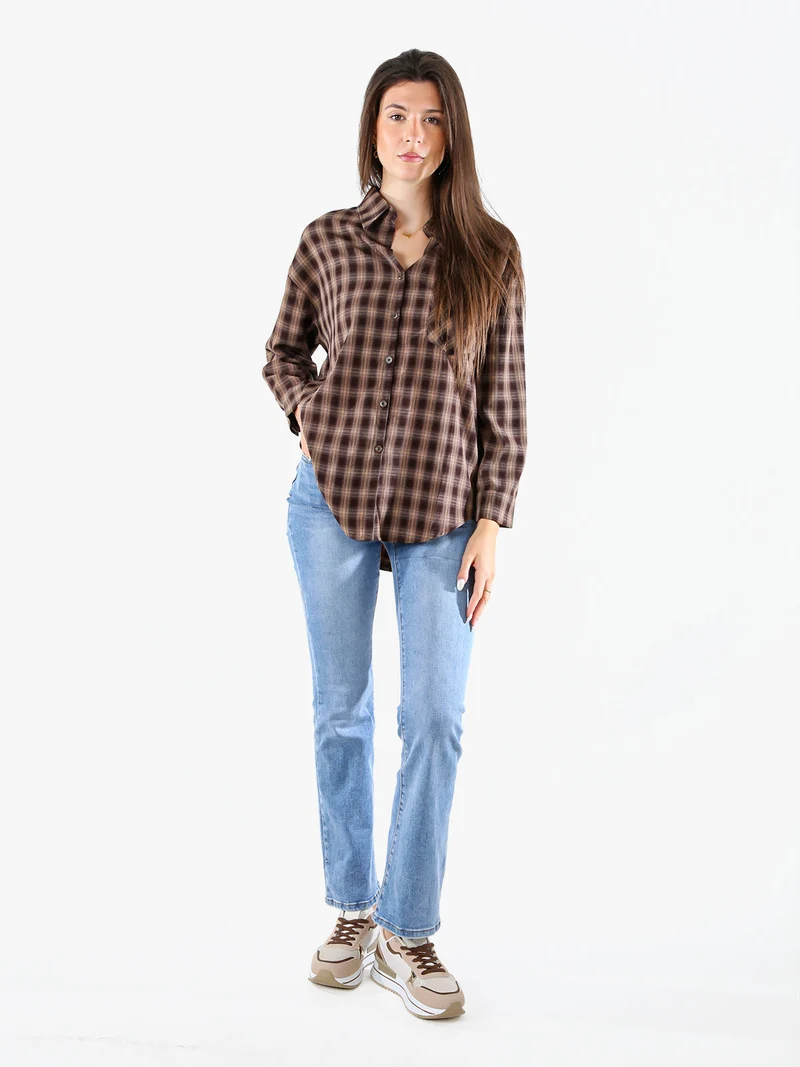 Camicia donna a maniche lunghe con stampa a quadri e taschino - marrone