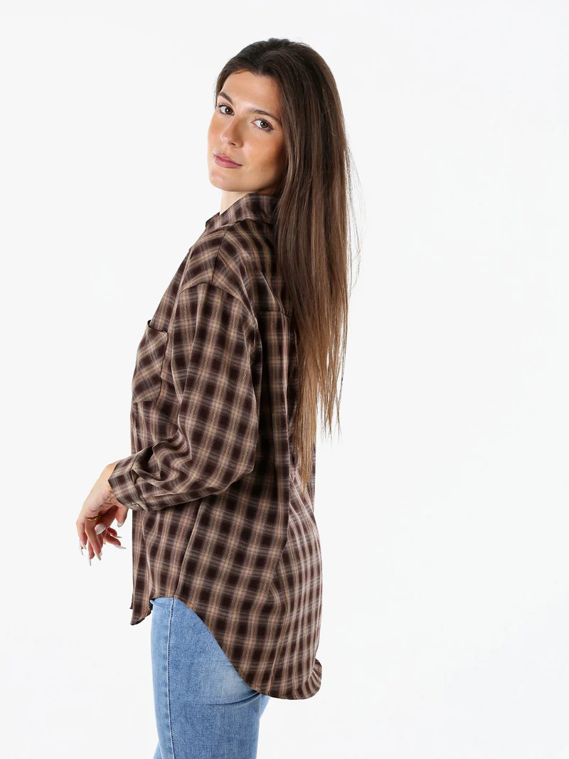 Camicia donna a maniche lunghe con stampa a quadri e taschino - marrone