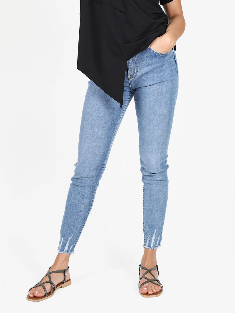 Jeans donna slim fit con finale sfrangiato - jeans