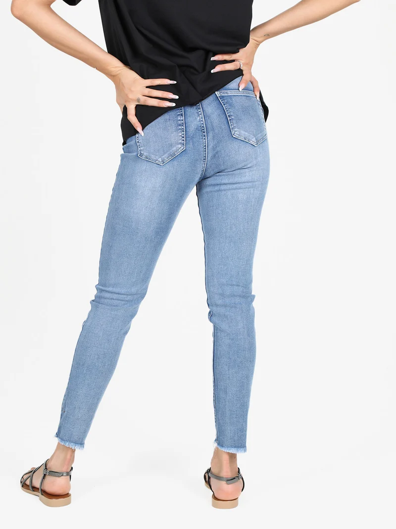 Jeans donna slim fit con finale sfrangiato - jeans