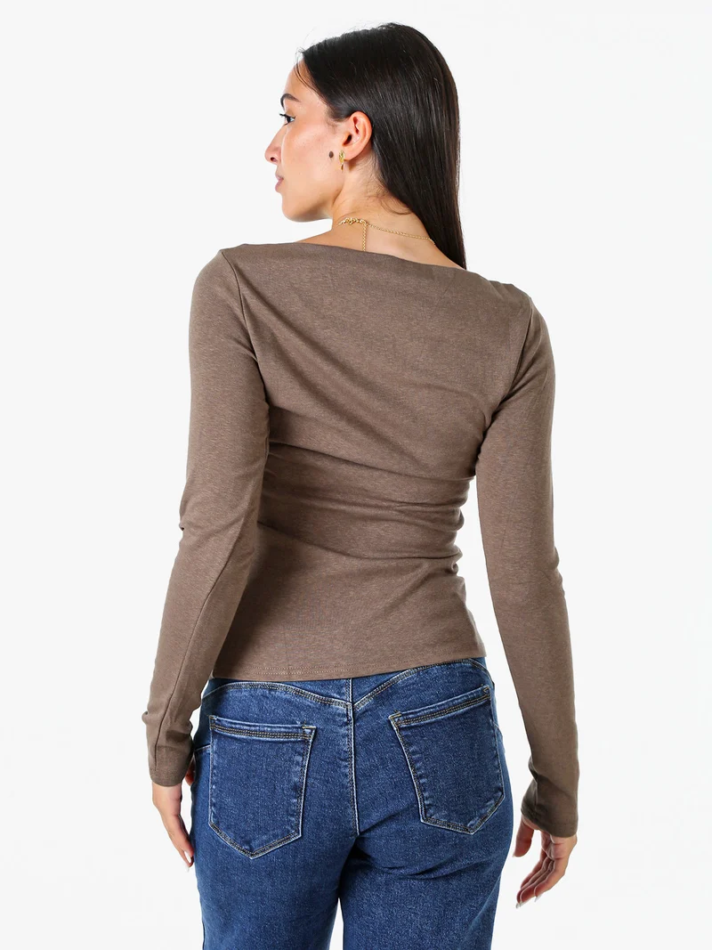 Maglia donna a maniche lunghe con scollo a barchetta - marrone