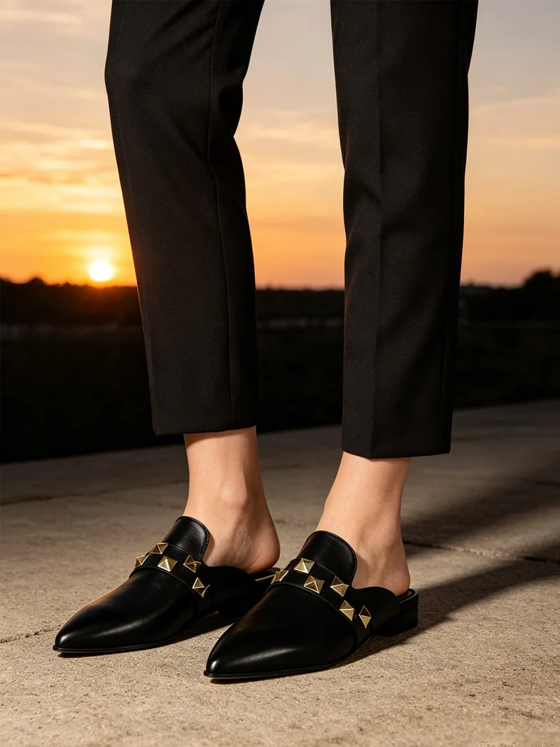 Sabot in pelle donna con borchie - nero