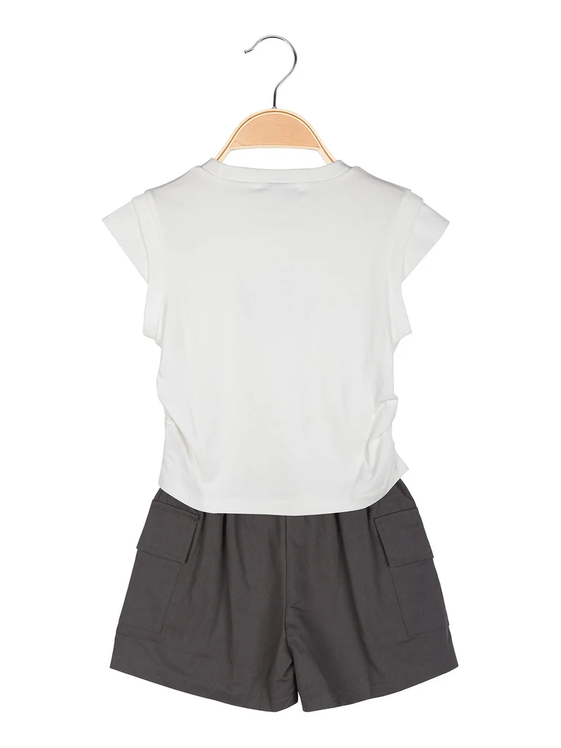 Completo corto da bambina con t-shirt e shorts con tasconi laterali - nero