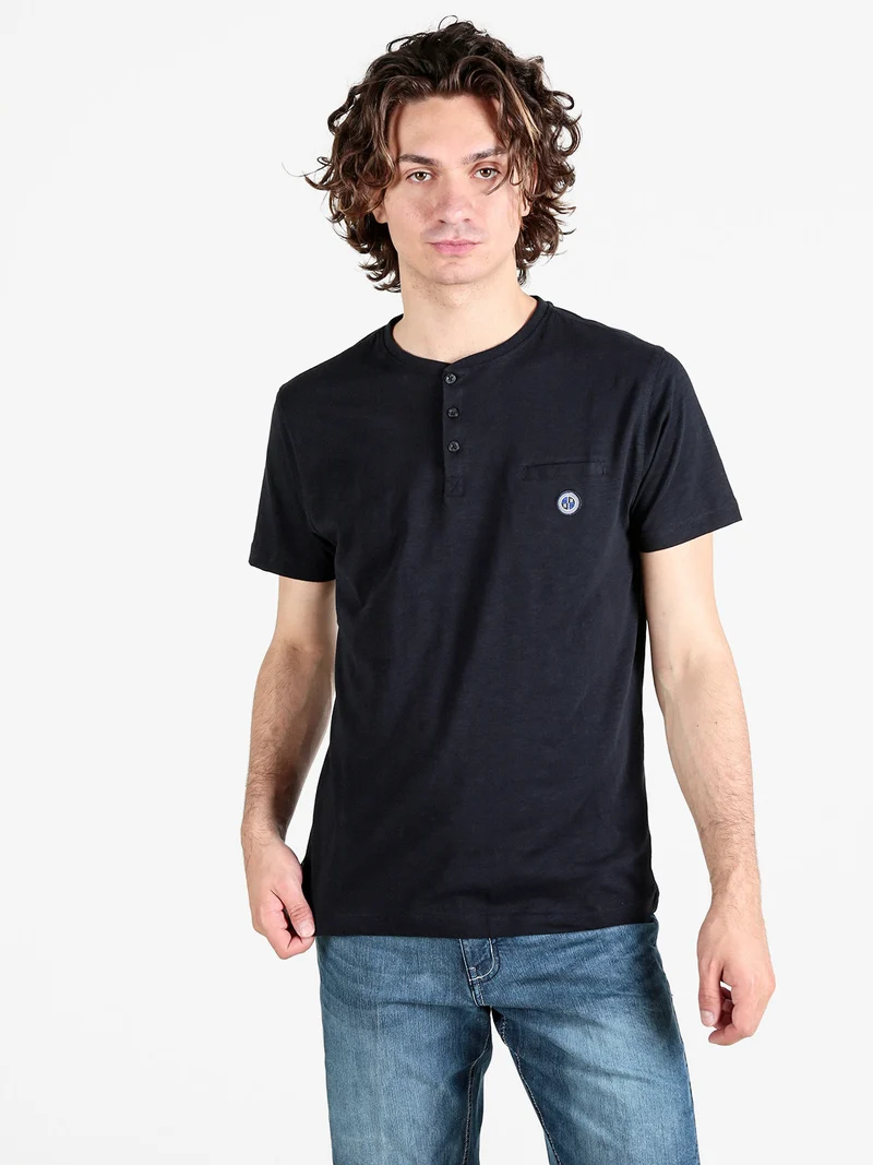 T-shirt uomo con taschino sul petto e bottoncini sullo scollo - blu scuro