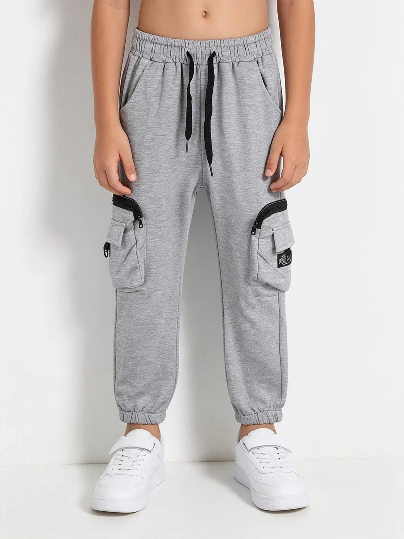 Pantaloni tuta da bambino con tasconi laterali e polsini - grigio