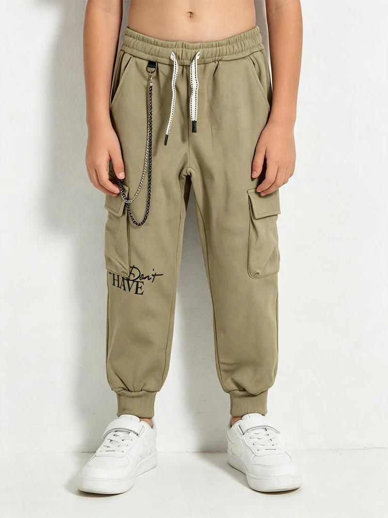 Pantaloni cargo da bambino con coulisse e catena decorativa - oliva