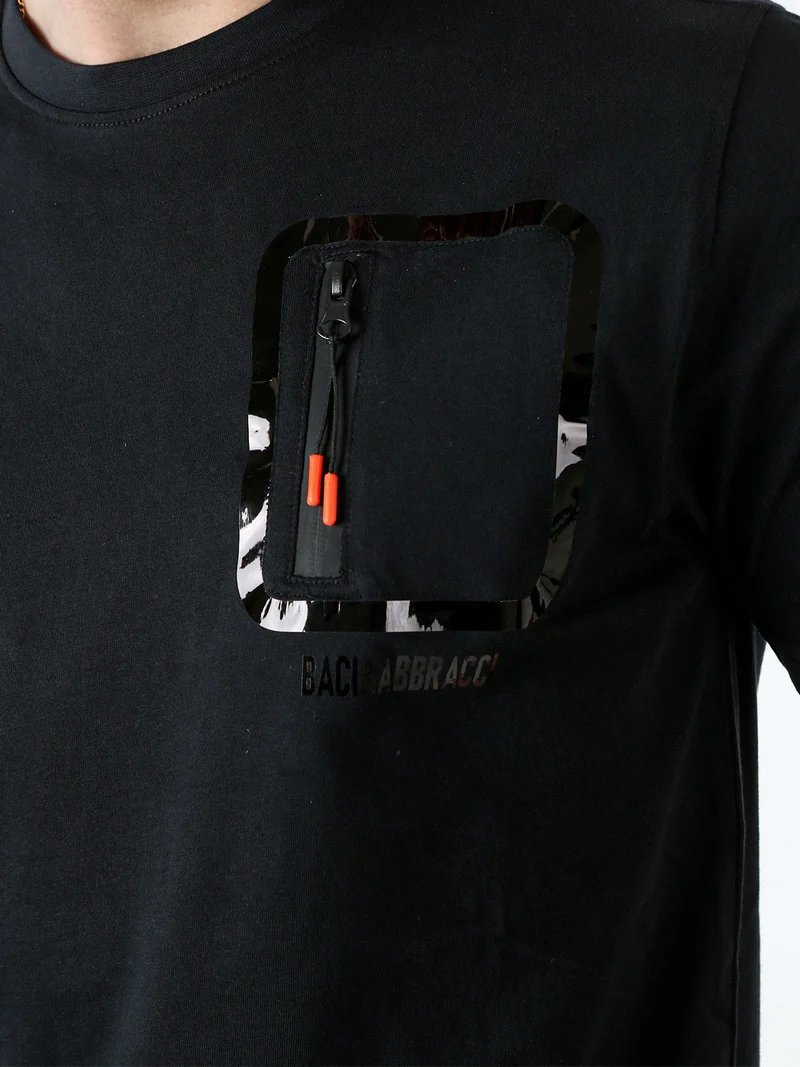 T-shirt girocollo da uomo in cotone con taschino e zip - nero