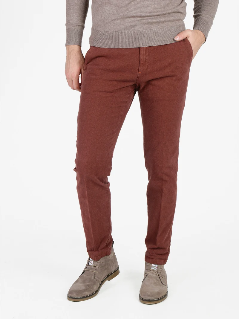 Pantaloni slim fit da uomo in cotonte texturizzato - cuoio