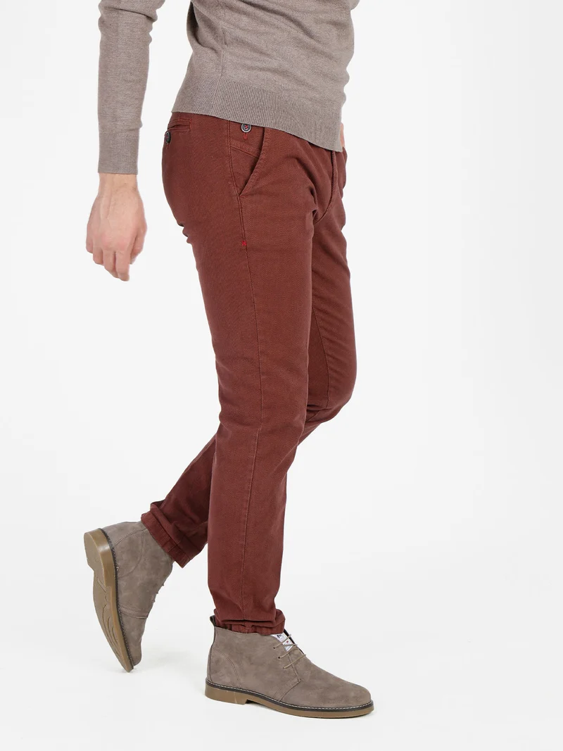 Pantaloni slim fit da uomo in cotonte texturizzato - cuoio