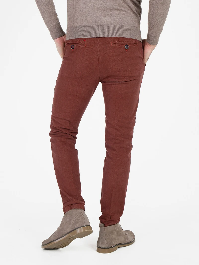 Pantaloni slim fit da uomo in cotonte texturizzato - cuoio