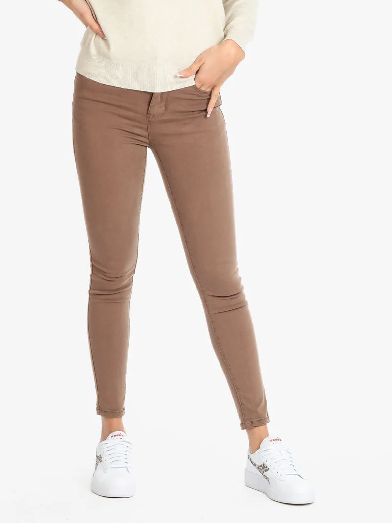 Pantaloni slim fit da donna - marrone