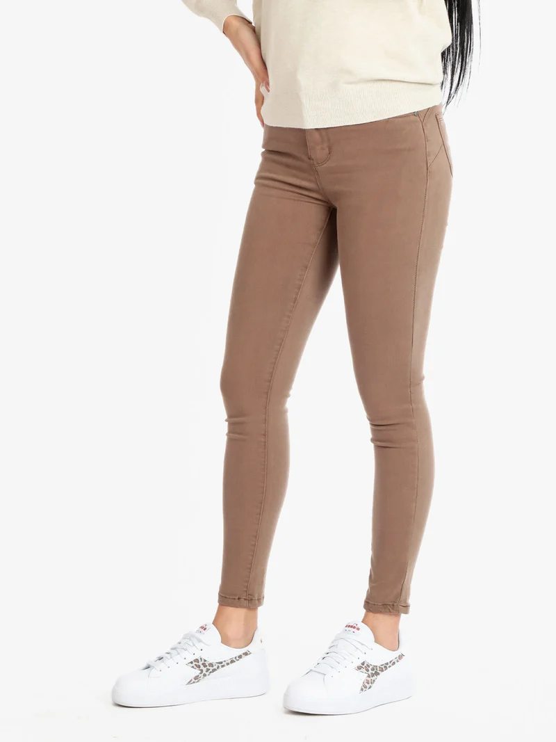 Pantaloni slim fit da donna - marrone