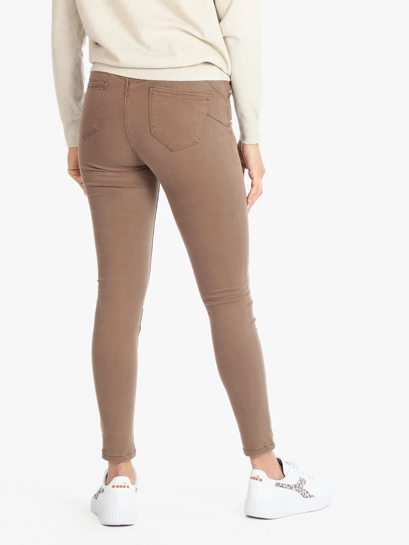 Pantaloni slim fit da donna - marrone