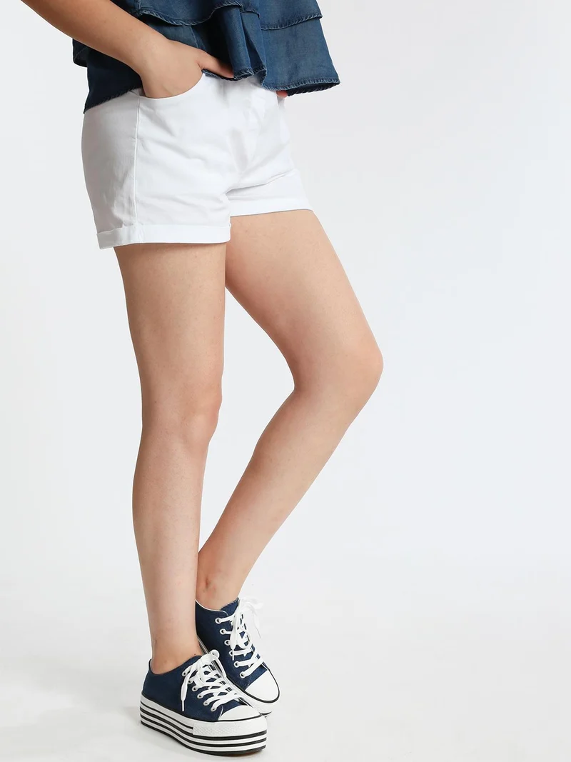 Shorts in cotone con risvolto - bianco