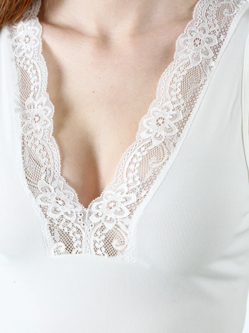 Top donna con scollo a V e pizzo - bianco