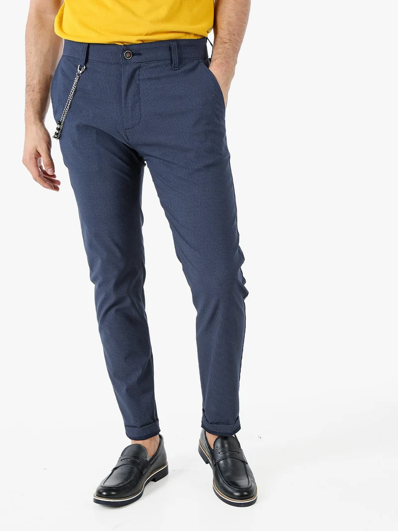 Pantaloni casual da uomo leggeri con stampa texture e dettaglio a catena - blu scuro