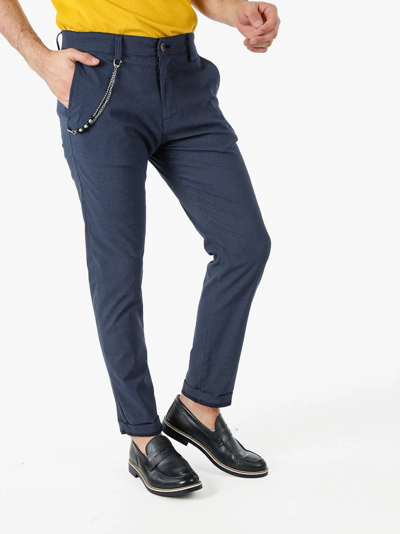 Pantaloni casual da uomo leggeri con stampa texture e dettaglio a catena - blu scuro