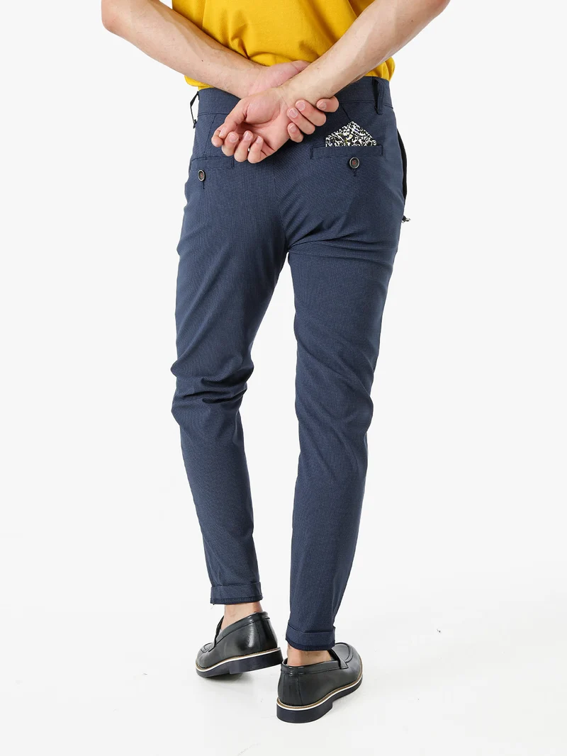 Pantaloni casual da uomo leggeri con stampa texture e dettaglio a catena - blu scuro