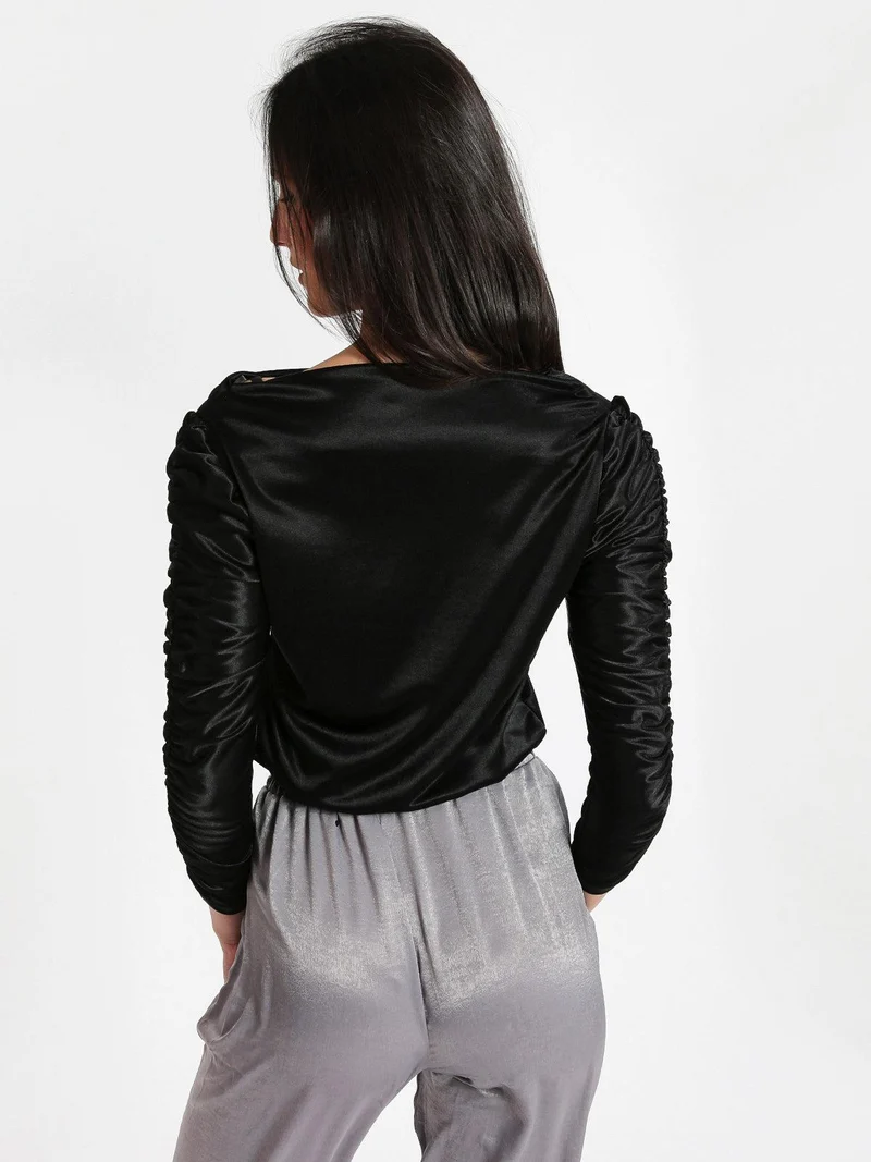 Blusa donna con maniche arricciate e scollo a barchetta - nero