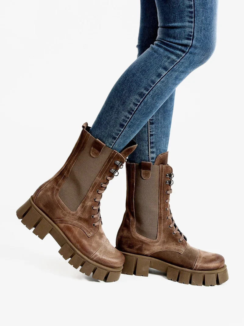 Anfibi in pelle scamosciata donna con suola carrarmato - taupe