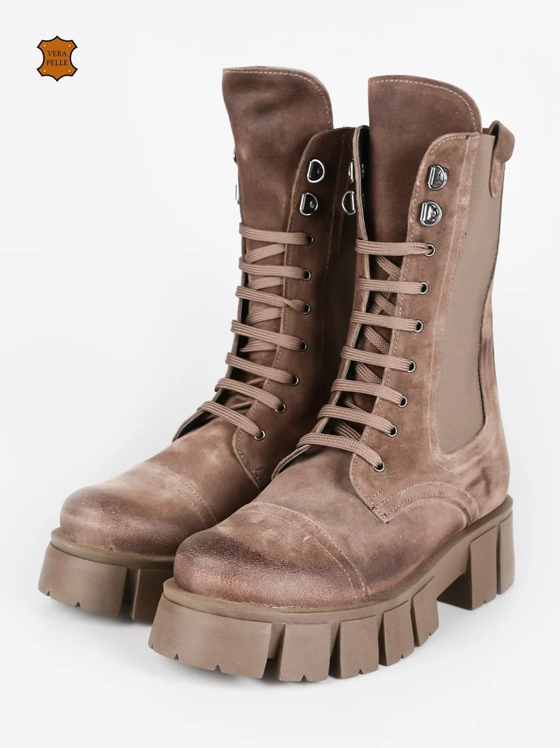 Anfibi in pelle scamosciata donna con suola carrarmato - taupe